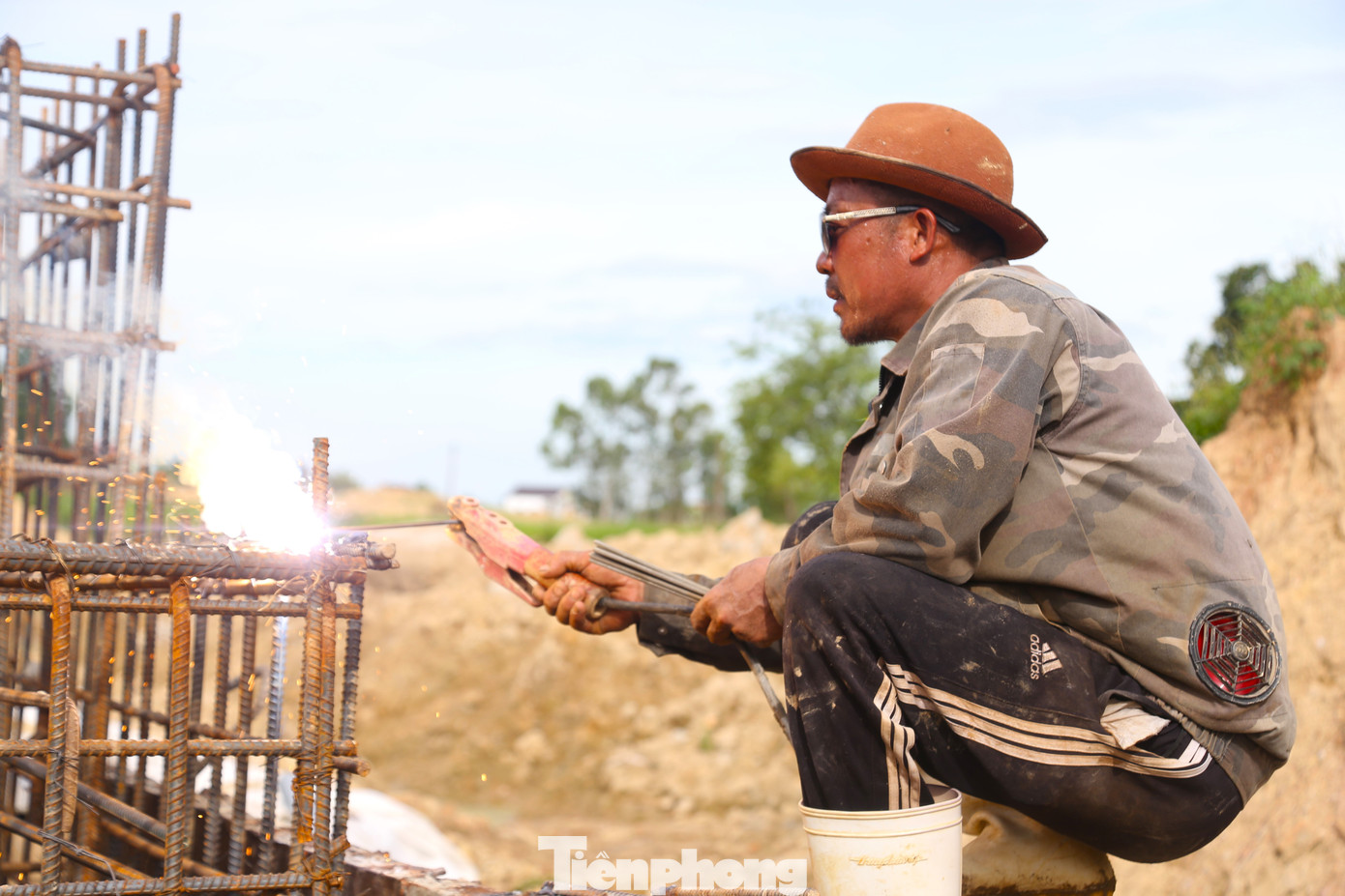 Đại diện nhà thầu cho biết phải vừa thi công vừa “chờ” mặt bằng. Đối với những mặt bằng đã được bàn giao, đơn vị đã triển khai đồng loạt 10 mũi thi công cả đường và cầu. Do tuyến đường có lượng người và phương tiện lưu thông đông đúc nên đơn vị cũng quán triệt tinh thần vừa thi công nhưng cũng vừa phải đảm bảo an toàn giao thông. Đại diện nhà thầu cho biết phải vừa thi công vừa “chờ” mặt bằng. Đối với những mặt bằng đã được bàn giao, đơn vị đã triển khai đồng loạt 10 mũi thi công cả đường và cầu. Do tuyến đường có lượng người và phương tiện lưu thông đông đúc nên đơn vị cũng quán triệt tinh thần vừa thi công nhưng cũng vừa phải đảm bảo an toàn giao thông.