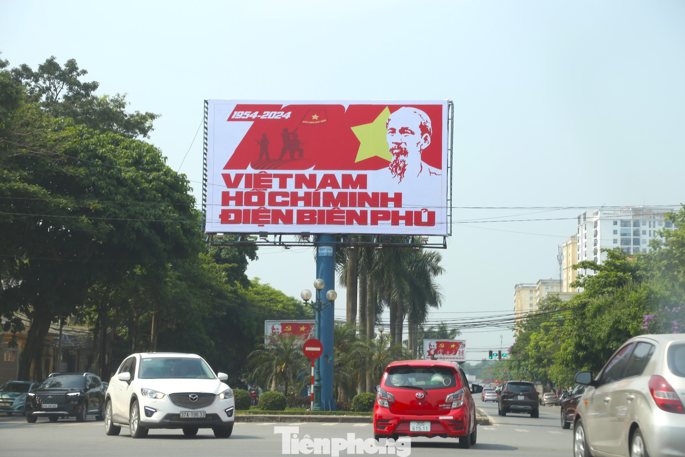 Những bảng biển tuyên truyền kỷ niệm 70 năm Chiến thắng Điện Biên Phủ được lắp đặt tại các điểm giao thông lớn của thành phố, nơi có mật độ phương tiện đi lại đông đúc để mọi người có thể quan sát, nhắc nhớ về ngày lễ lớn của dân tộc.