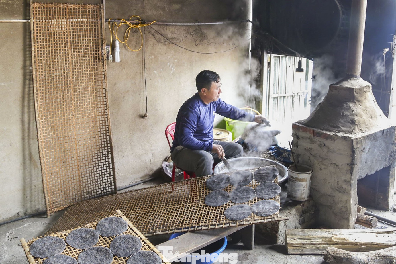 Ông Nguyễn Văn Hồng (SN 1967) cho biết, Tết Nguyên đán là cao điểm của nghề làm bánh đa. Để cung ứng số lượng lớn bánh ra thị trường, hiện 10 công nhân phải làm việc từ sáng đến tận đêm khuya. Dù nhiều nơi đã dùng máy móc hiện đại để làm bánh nhưng người dân nơi đây vẫn chủ yếu vẫn dùng tay để tráng bánh.
