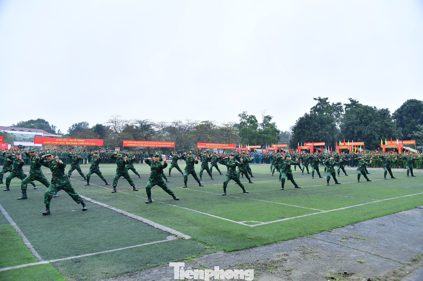 Lễ ra quân huấn luyện tỉnh Nghệ An năm 2024 vừa kết thúc nhưng ấn tượng về những tiết mục biểu diễn các bài võ tay không, dao găm, côn nhị khúc, khí công... của các nữ chiến sĩ Biên phòng tỉnh Nghệ An đã khiến cán bộ, chiến sĩ và hàng nghìn người dân trầm trồ, nể phục.