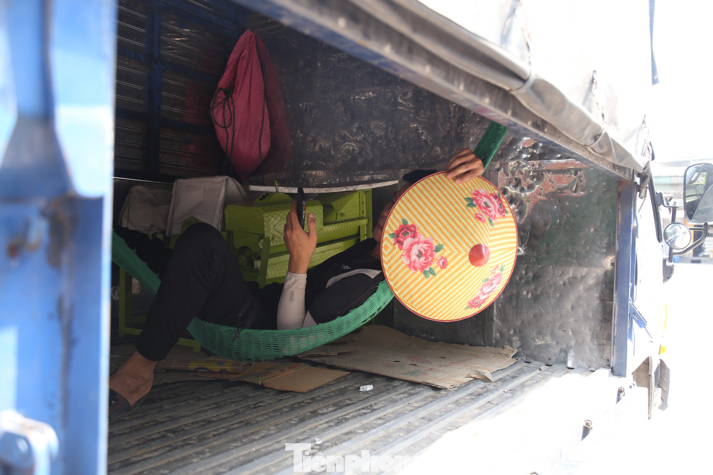 Đối với những người lao động tự do, khu vực công viên, dưới gốc cây, vỉa hè hay trên thùng xe tải… là nơi nghỉ trưa lý tưởng để tránh nóng.