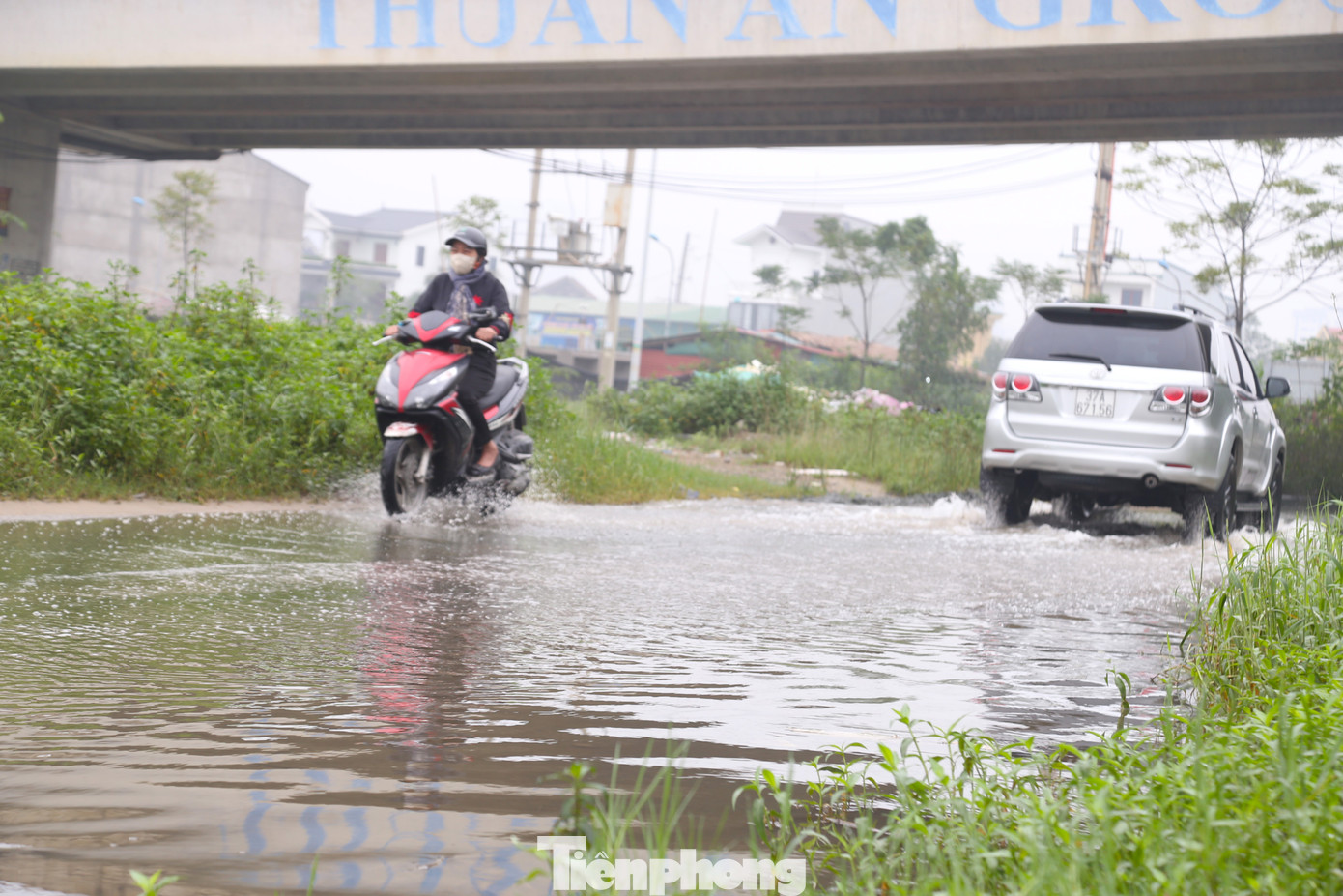 “Họ làm từ cách đây lâu lắm rồi. Khi chưa làm đường thì nơi đây không bao giờ ngập, nhưng từ ngày có đường đến nay cứ hễ trời mưa là ngập cả tuần. Đặc biệt rác thải ngập hai bên đường rất ô nhiễm. Chúng tôi cũng kêu nhiều rồi nhưng mãi không thấy họ làm tiếp”, một người dân bức xúc.