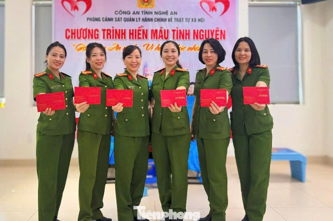 Hành động hiến máu của cán bộ, chiến sĩ Công an Nghệ An không chỉ mang ý nghĩa nhân đạo sâu sắc, mà còn thể hiện hình ảnh đẹp về người chiến sĩ công an luôn “vì nhân dân phục vụ”, sẵn sàng sẻ chia, lan tỏa yêu thương.