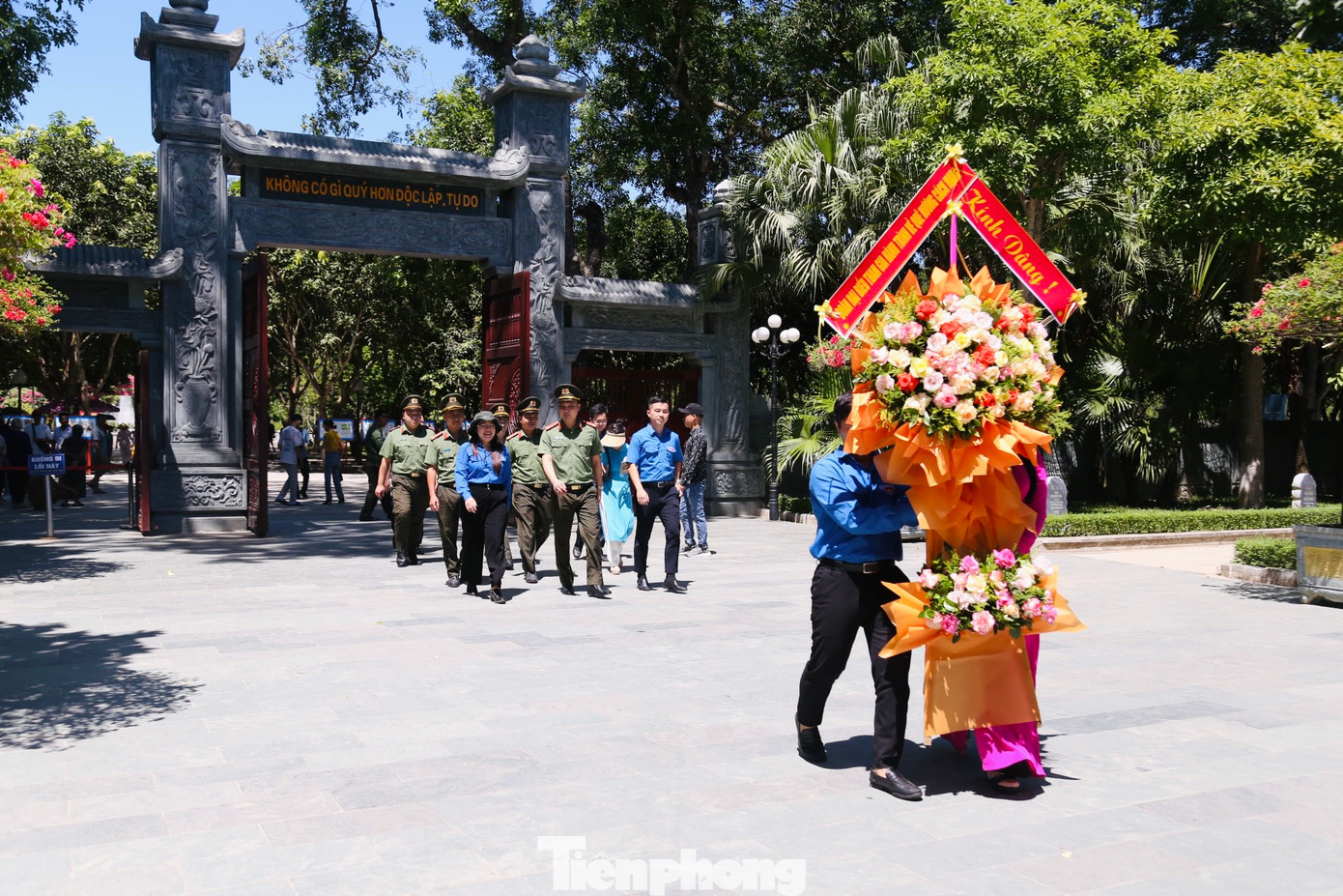 Tại huyện Nam Đàn, Đoàn thanh niên văn phòng Bộ Công an, Đoàn thanh niên Tổng công ty hàng không Việt Nam, Tỉnh Đoàn Nghệ An đã tổ chức dâng hoa, dâng hương tại Khu di tích lịch sử quốc gia đặc biệt Kim Liên.