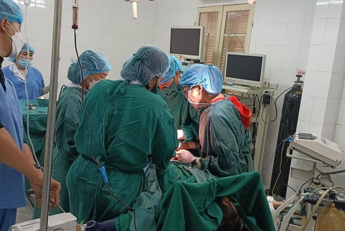 Các bác sĩ tiến hành cấp cứu cho sản phụ Các bác sĩ tiến hành cấp cứu cho sản phụ