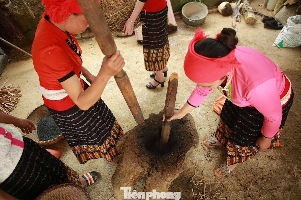Tro và gạo nếp được giã đều tay. Mọi công đoạn đều do các bàn tay người phụ nữ làm, tuyệt nhiên đàn ông không được động tay vào.