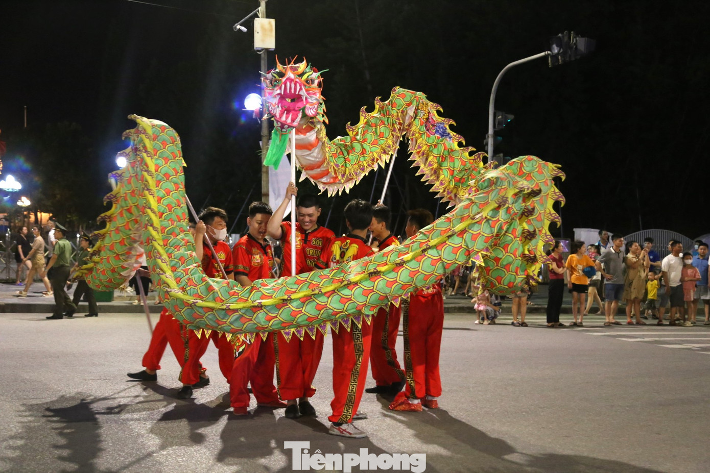 Ngoài ra, lễ hội còn có sự tham gia của các nhóm nhảy, vũ đoàn, đội múa lân sư rồng và nhóm trượt patin.