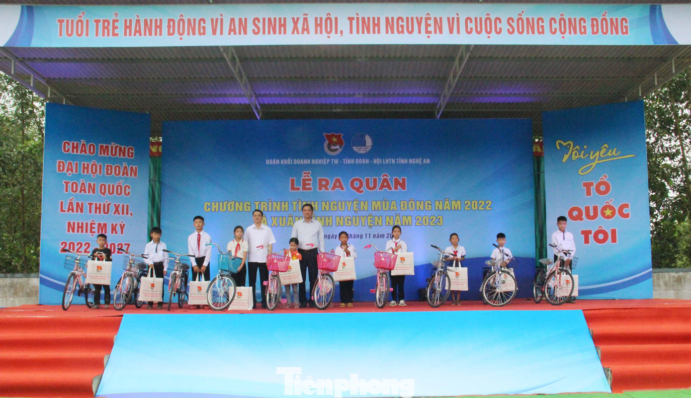 Nhằm hỗ trợ cho các em học sinh vươn lên trong học tập, Đoàn Khối Doanh nghiệp T.Ư trao tặng 10 suất quà tặng, mỗi suất quà gồm 1 xe đạp + 1 túi quà cho 10 em học sinh tại trường tiểu học và THCS Thành Sơn, xã Thành Sơn, huyện Anh Sơn.
