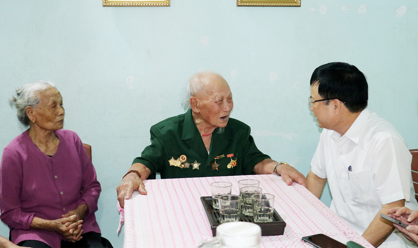 Phó Chủ tịch UBND tỉnh Nghệ An Bùi Đình Long thăm, tặng quà cựu chiến binh Trần Bá Phúc. Phó Chủ tịch UBND tỉnh Nghệ An Bùi Đình Long thăm, tặng quà cựu chiến binh Trần Bá Phúc.