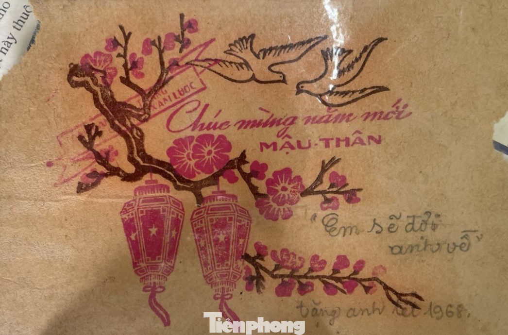 Lá thư hay tấm bưu thiếp với dòng chữ nắn nót: "Em sẽ đợi anh về - Xuân Mậu Thân 1968" cùng dòng chữ khắc trong hình con dấu chữ nhật: "Tất cả để đánh thắng giặc Mỹ xâm lược" được tìm thấy trong phần mộ tập thể 73 liệt sỹ ở Nôm Pha Nai (huyện Thu Lê Khôm, Bulikhamxay, Lào).