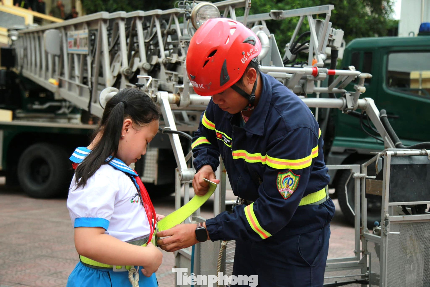 Học sinh đeo đồ bảo hộ trước khi tham gia trải nghiệm.