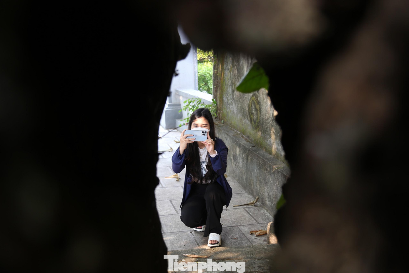 “Ngày xưa vùng này gọi là Trại Bàng vì có rất nhiều bàng nhưng nay chỉ còn một cây duy nhất. Cây bàng này từng bị các trận bão lớn đánh gãy hết nhánh. Trải qua thời gian, cây bị mục, rỗng ruột, nhưng điều kỳ diệu là cây vẫn sống, mỗi năm còn mọc thêm nhiều cành mới. Du khách ở Hà Nội hay các tỉnh thành khác về đây chiêm bái đều ra chụp ảnh cùng với cây bàng này”, bà Oanh chia sẻ.