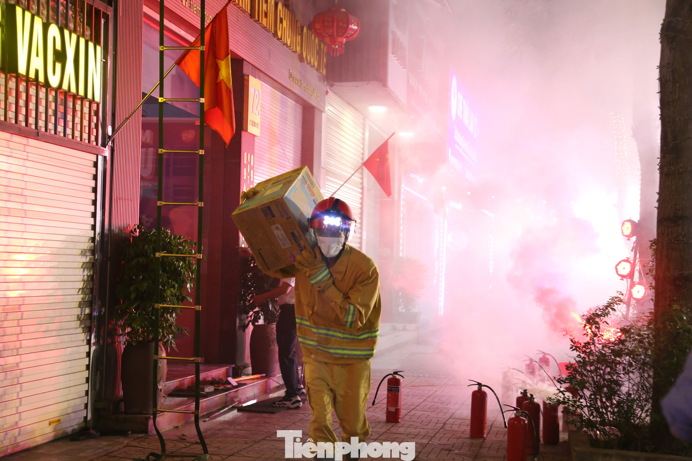 Ngay khi vụ việc xảy ra, chuông báo động vang lên, các thành viên trong Tổ liên gia an toàn PCCC đã nhanh chóng có mặt, sử dụng các bình chữa cháy dập lửa, không để lây lan và di chuyển hàng hóa, người bị nạn mắc kẹt.