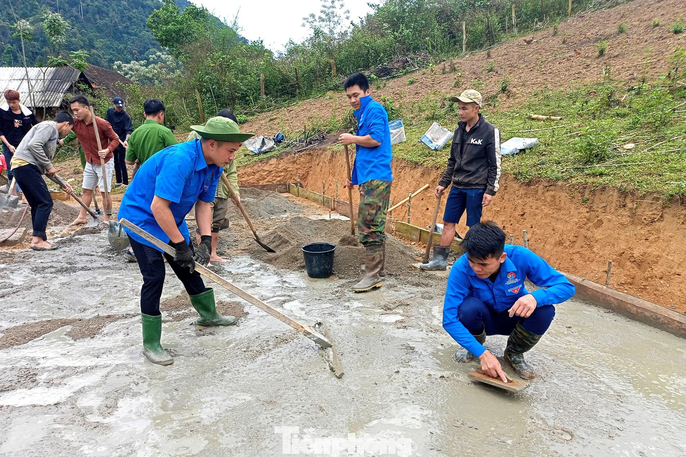 Giúp dân láng nền nhà