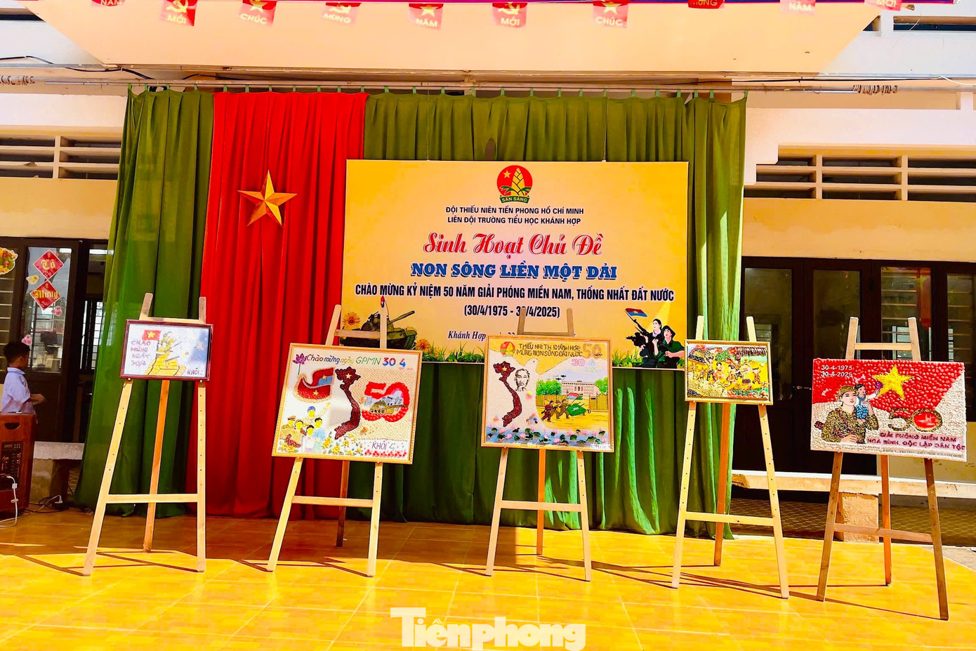 Hướng tới kỷ niệm 50 năm ngày giải phóng miền Nam, thống nhất đất nước, Trường Tiểu học Khánh Hợp (huyện Nghi Lộc, Nghệ An) đã tổ chức buổi sinh hoạt với chủ đề “Non sông liền một dải”.