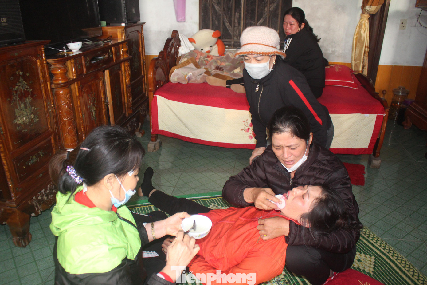 Chị Hải khóc ngất khi nghe tin bố chồng, chồng và con trai gặp nạn trên biển