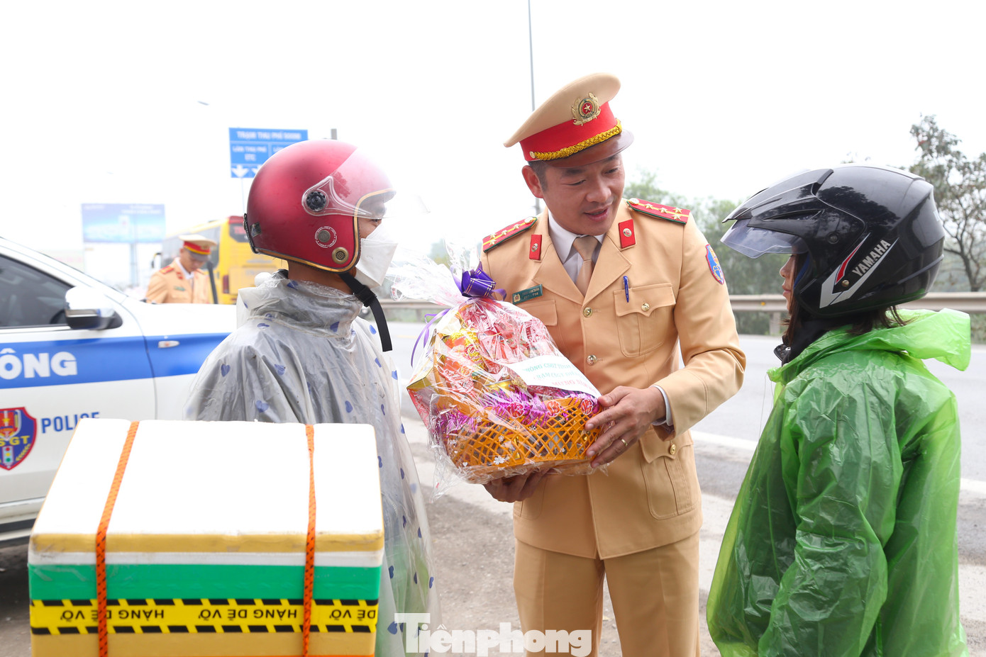 Đại úy Trần Anh Tuấn, Bí thư Đoàn Phòng CSGT Công an tỉnh Nghệ An cho biết, đây là năm thứ 3 liên tiếp, cán bộ, chiến sĩ CSGT thực hiện việc tiếp sức, hỗ trợ người dân đi xe máy về quê. “Với tinh thần nỗ lực “xuyên đêm, xuyên Tết” bảo đảm trật tự an toàn giao thông, lực lượng CSGT đã lập điểm hỗ trợ, tặng quà để tiếp sức cho người dân về quê ăn Tết. Hoạt động nhằm động viên, tiếp thêm tinh thần giúp người dân tham gia giao thông lái xe an toàn trên đường về quê đón Tết”, Đại úy Tuấn chia sẻ.