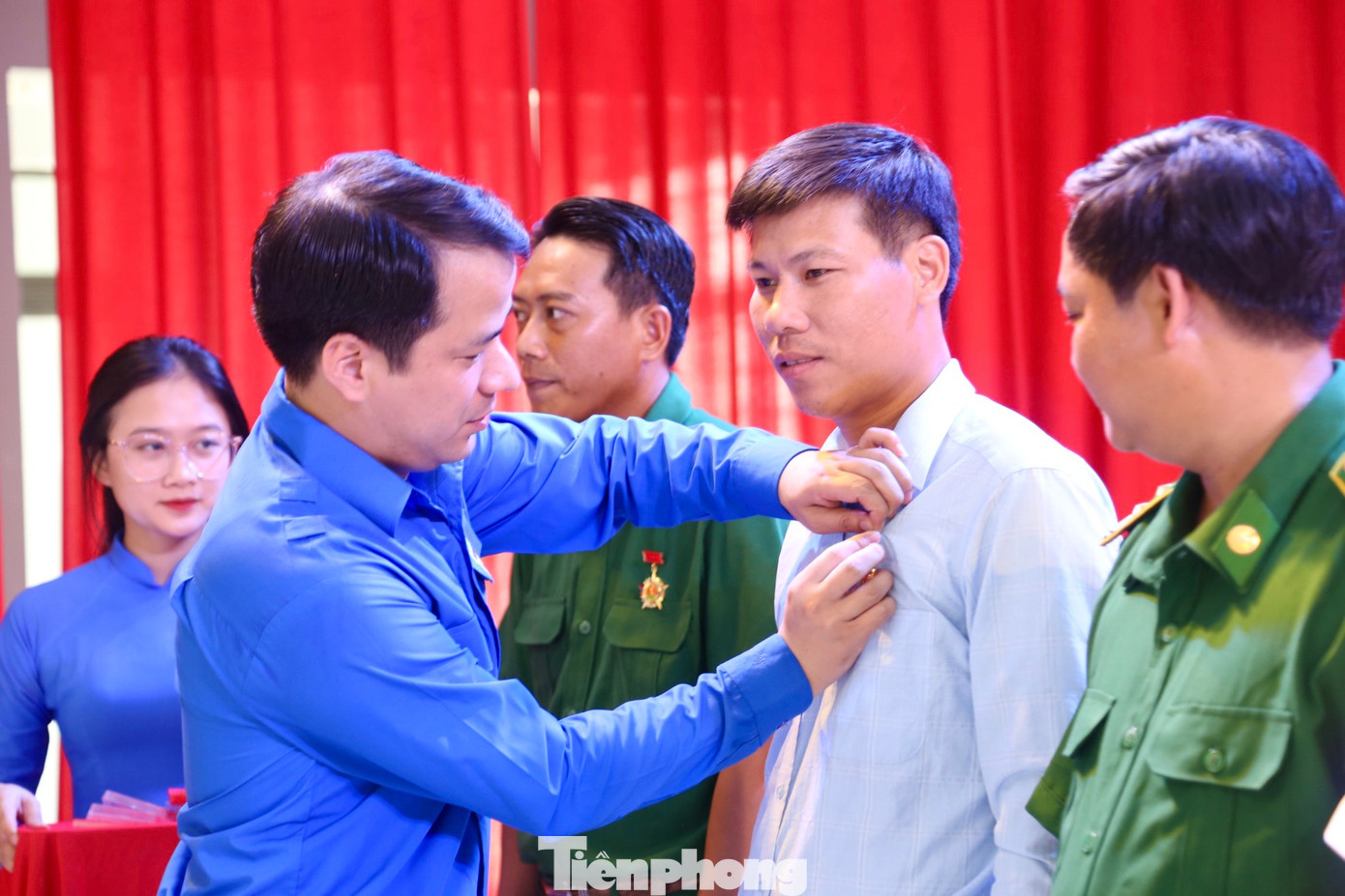 Bí thư T.Ư Đoàn Ngô Văn Cương trao kỷ niệm chương TNXP cho các TNXP tiêu biểu toàn quốc