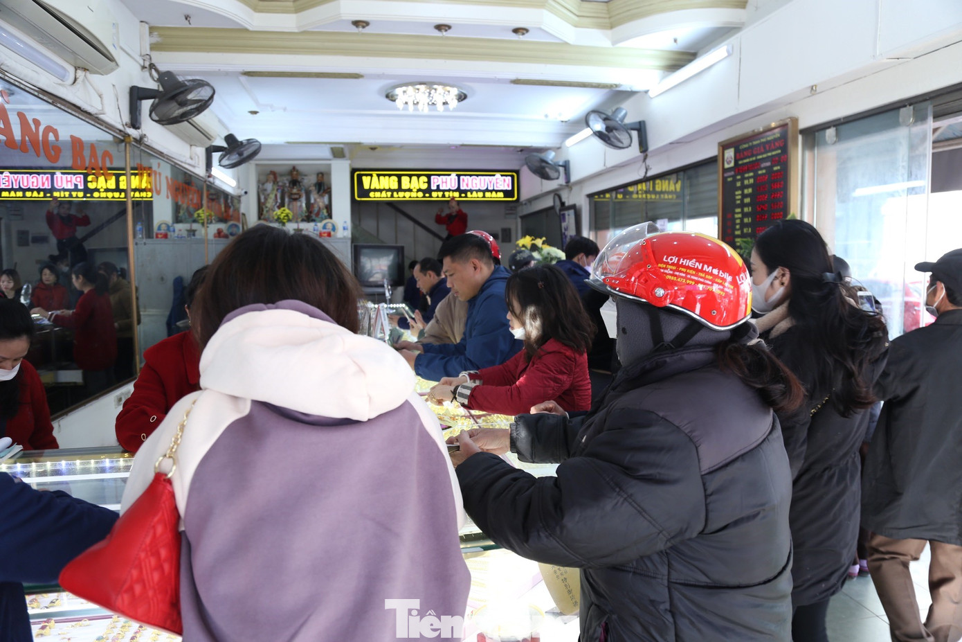 Theo khảo sát, các sản phẩm vàng nhẫn tròn trơn, dây chuyền, vàng miếng được quan tâm và mua nhiều nhất. Theo khảo sát, các sản phẩm vàng nhẫn tròn trơn, dây chuyền, vàng miếng được quan tâm và mua nhiều nhất.