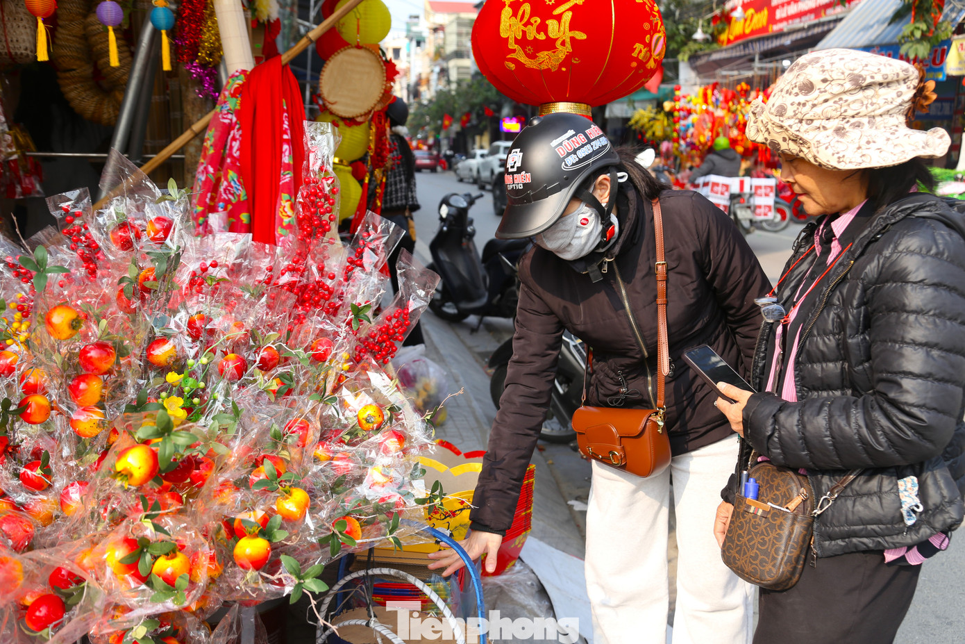 “Vừa hết Noel là chúng tôi nhập đồ trang trí Tết về. Mặt hàng đa dạng, phong phú với nhiều chủng loại, kiểu dáng, trong đó các set đồ trang trí Tết bán chạy. Thời điểm này, lượng khách khá đông, chủ yếu là khách mua sỉ, sát Tết khách mua lẻ sẽ nhiều hơn”, bà Minh chia sẻ.