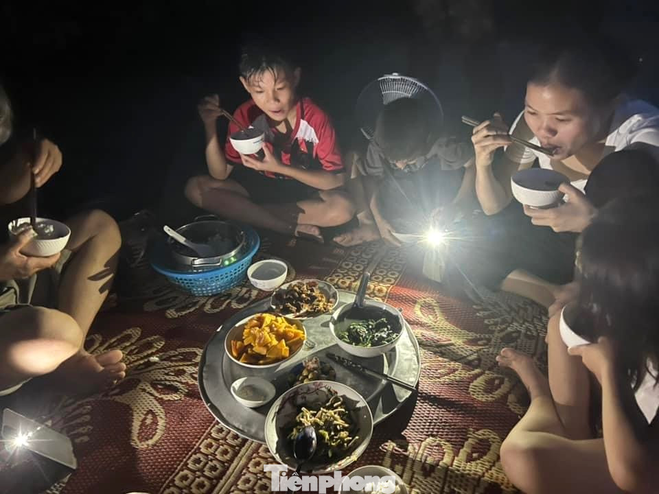 Những bữa cơm khổ sở trong bóng tối.