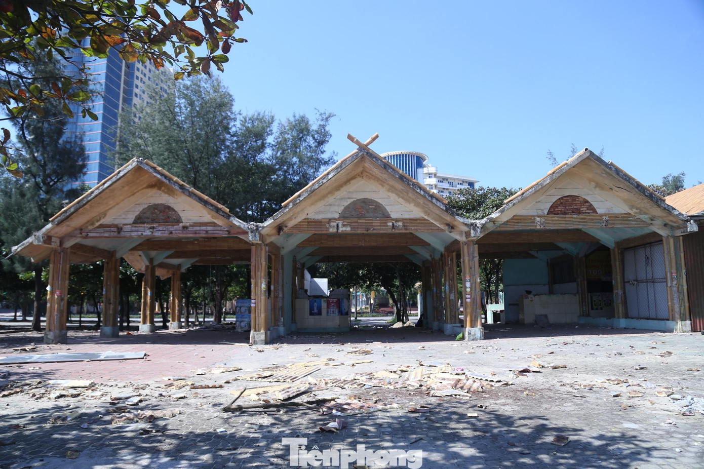 Ghi nhận ngày 15/10, tại khu vực phía Đông đường Bình Minh, thị xã Cửa Lò, Nghệ An, người dân đang khẩn trương tháo dỡ các ki ốt để trả lại mặt bằng cho chính quyền theo như cam kết trước đó.