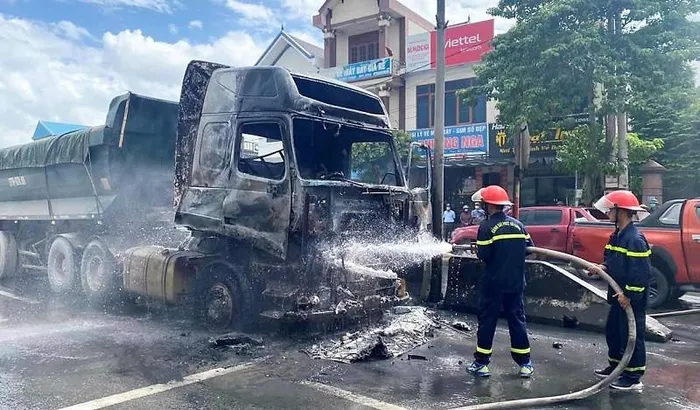 Lực lượng chức năng nỗ lực khống chế đám cháy.