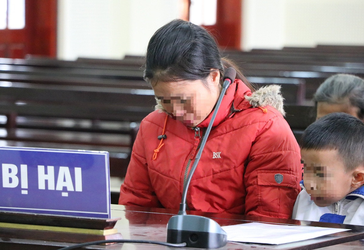 Chị T. nghẹn ngào nhận một phần trách nhiệm trong vụ án về mình Chị T. nghẹn ngào nhận một phần trách nhiệm trong vụ án về mình