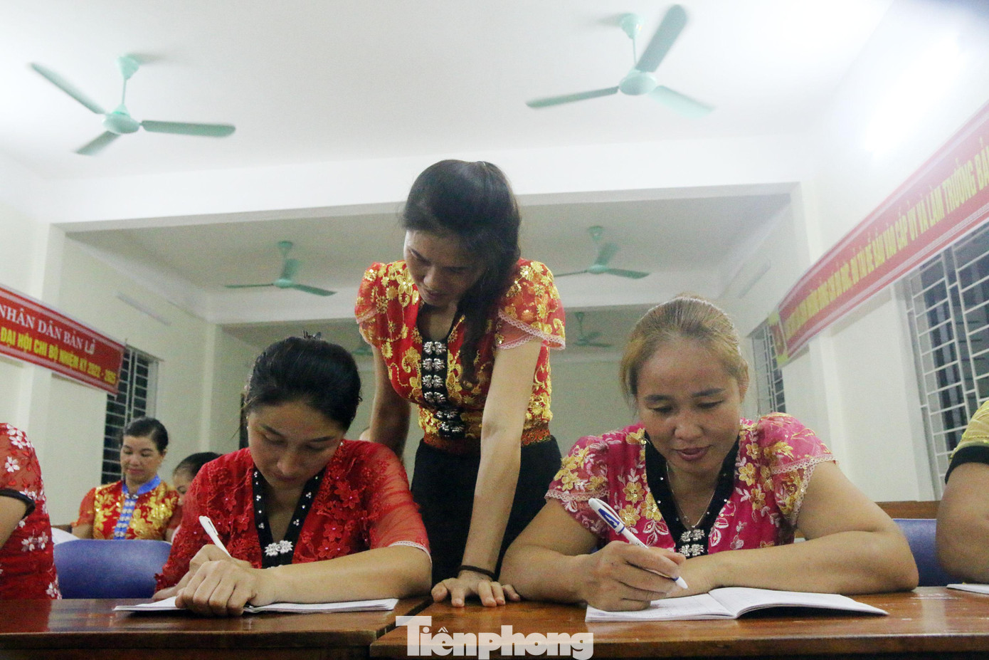 “Lớp học được mở ra từ ngày 15/7, ban đầu có 12 chị em đăng ký nhưng sau đó số lượng đã tăng lên 18 học viên. Tranh thủ thời gian nghỉ hè, tôi mở lớp dạy cho các mẹ, các chị biết con chữ. Ban ngày, nhiều người bận lên nương rẫy nên lớp học chỉ mở được ban đêm để chị em có thể theo học đầy đủ”, cô Hằng chia sẻ. “Lớp học được mở ra từ ngày 15/7, ban đầu có 12 chị em đăng ký nhưng sau đó số lượng đã tăng lên 18 học viên. Tranh thủ thời gian nghỉ hè, tôi mở lớp dạy cho các mẹ, các chị biết con chữ. Ban ngày, nhiều người bận lên nương rẫy nên lớp học chỉ mở được ban đêm để chị em có thể theo học đầy đủ”, cô Hằng chia sẻ.