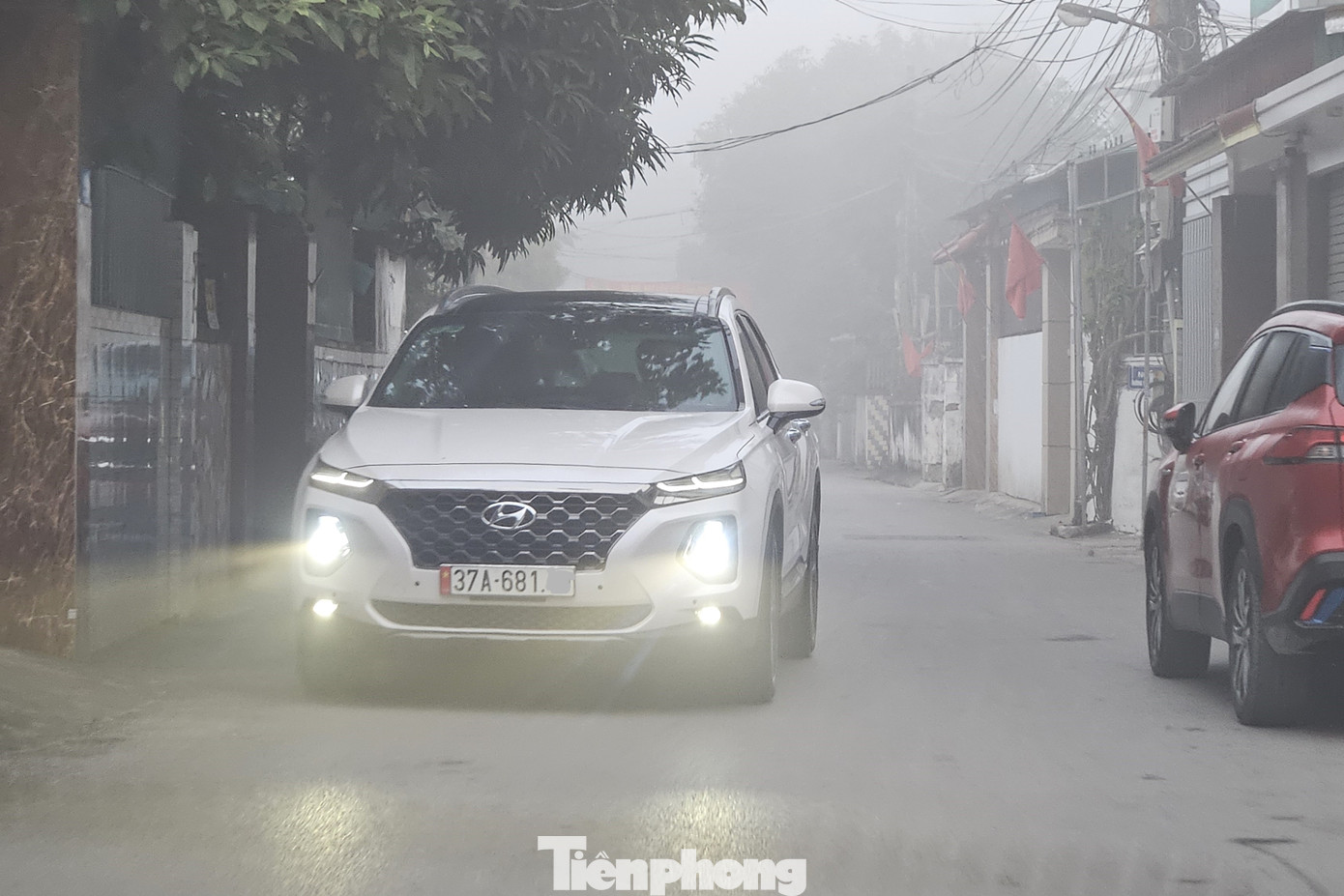 Theo dự báo của Đài Khí tượng Thủy văn khu vực Bắc Trung Bộ, hôm nay (9/1), các khu vực phổ biến nhiều mây, sáng sớm có sương mù và sương mù nhẹ rải rác, trời rét. Cơ quan chức năng khuyến cáo khi tham gia giao thông qua các điểm có sương mù trên các tuyến quốc lộ nhiều đèo dốc, lái xe cần đi chậm, duy trì bám đường, đi đúng làn đường, tập trung quan sát các biển cảnh báo, tiêu phản quang, đinh phản quang, sơn vạch kẻ vạch; không vượt xe trong điều kiện sương mù, tầm nhìn hạn chế; giữ khoảng cách an toàn đối với xe đi trước… Đặc biệt, lái xe cần kiểm tra hệ thống phanh xe, an toàn kỹ thuật của phương tiện để tránh trường hợp đáng tiếc, không may xảy ra.