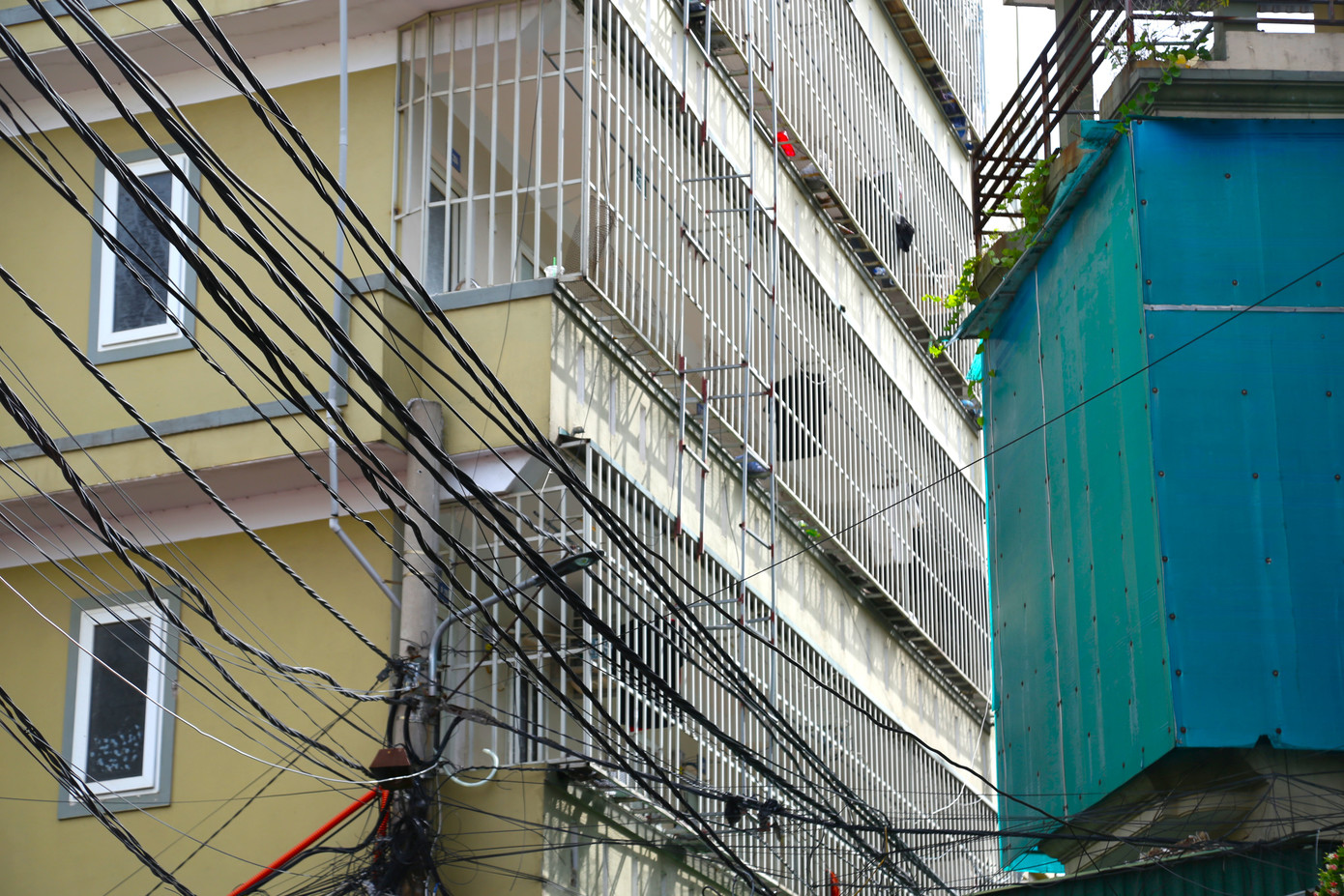 Ghi nhận của PV ngày 8/7, tại khu vực xung quanh Trường Đại học Vinh thuộc phường Trường Vinh, tỉnh Nghệ An có nhiều chung cư, dãy nhà trọ, nhà ở kết hợp cho thuê. Đa số các dãy nhà đều được hàn thêm một lớp song sắt tạo thành hình dạng những chiếc “chuồng cọp”.