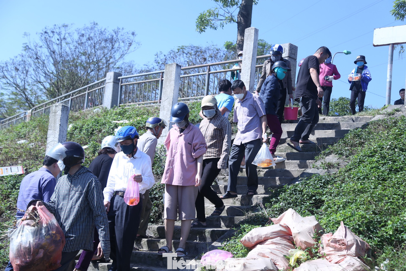 Những hàng người lần lượt xuống thả cá khiến một khúc sông Lam đông như hội.