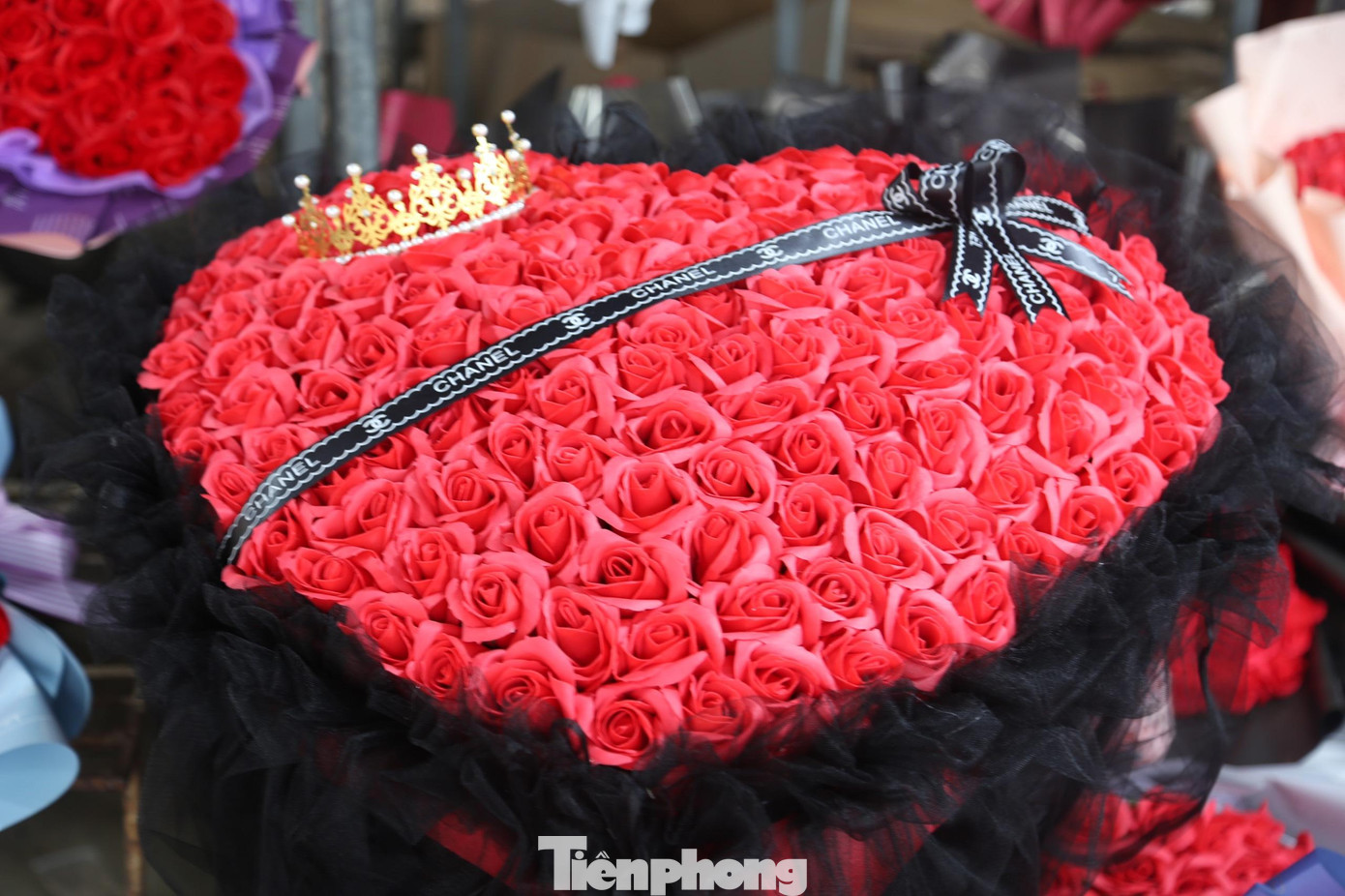 “Năm nay, giá hoa hồng tăng mạnh, có những loại tăng gấp đôi; các loại quà tặng tăng phổ biến ở mức 5 - 20% so với năm trước. Hoa hồng nhập ngoại có giá từ 50.000 - 200.000 đồng/bông; sô-cô-la có giá từ 70.000 - 500.000 đồng/hộp…”, chị Dung chia sẻ.