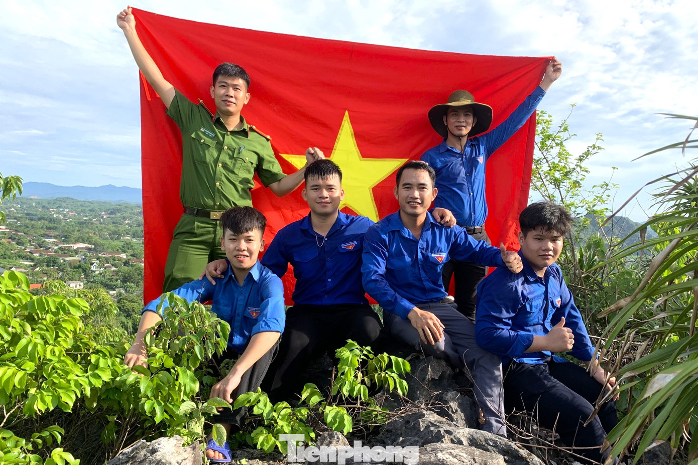 Lèn Ồ Đồ ở xóm 6, xã Hoa Sơn, huyện Anh Sơn, Nghệ An có chiều cao khoảng 330m.