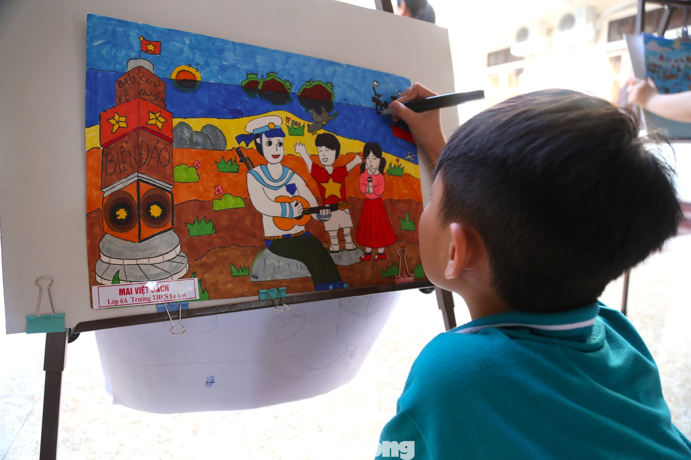 Em học sinh lớp 6A trường THCS Lê Lợi chăm chú tô màu hoàn thiện bức tranh của mình. Em học sinh lớp 6A trường THCS Lê Lợi chăm chú tô màu hoàn thiện bức tranh của mình.