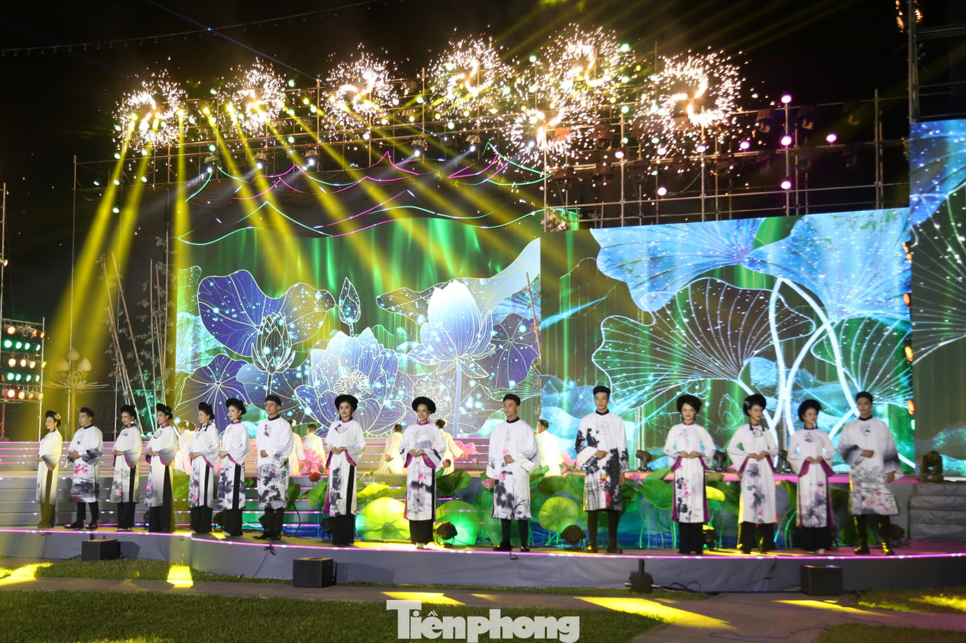 Điểm nhấn của chương trình là phần trình diễn bộ sưu tập áo dài sen, lấy cảm hứng từ hình tượng hoa sen.