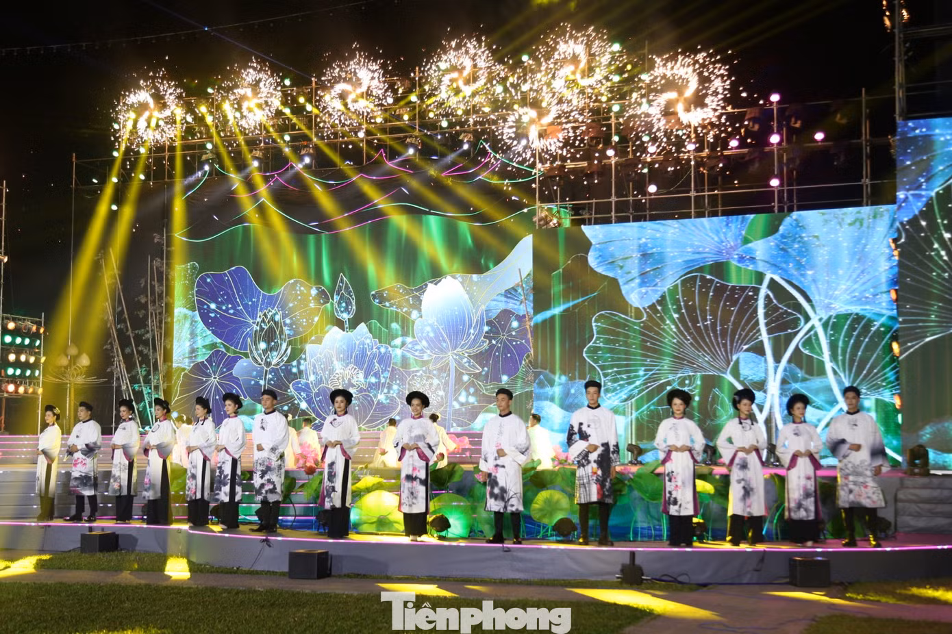 Điểm nhấn của chương trình là phần trình diễn bộ sưu tập áo dài sen, lấy cảm hứng từ hình tượng hoa sen.