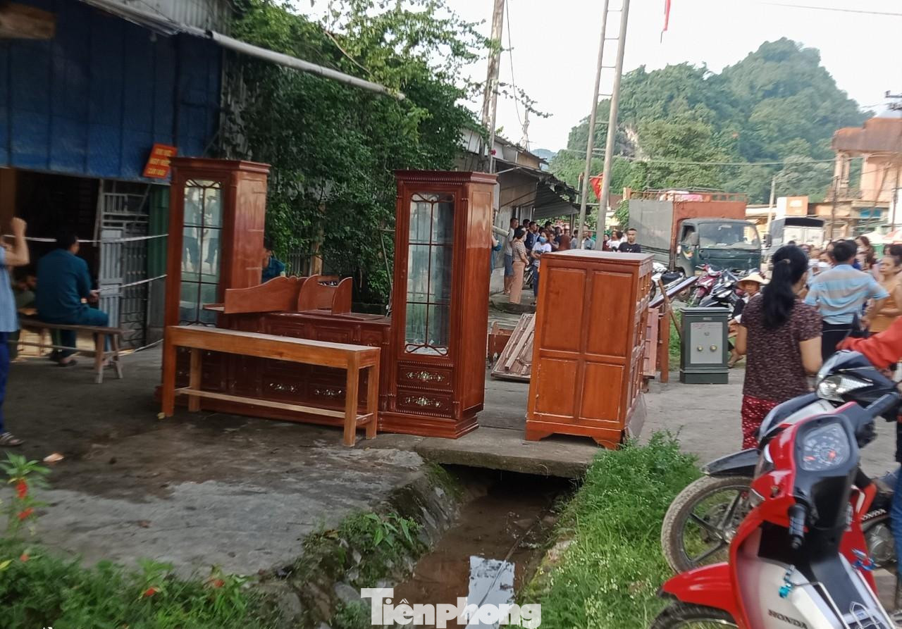 Người dân di chuyển đồ đạc, tài sản ra khỏi nhà