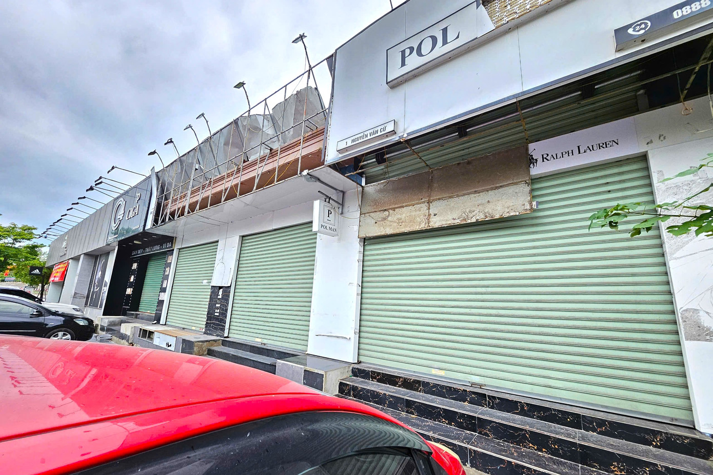 Ghi nhận trên các tuyến đường lớn ở phường Thành Vinh, Trường Vinh, Vinh Phú (tỉnh Nghệ An) như Nguyễn Văn Cừ, Đại lộ Lê Nin, Hà Huy Tập, Lý Tự Trọng... nhiều mặt bằng "cửa đóng then cài", treo biển cho thuê, sang nhượng cửa hàng.