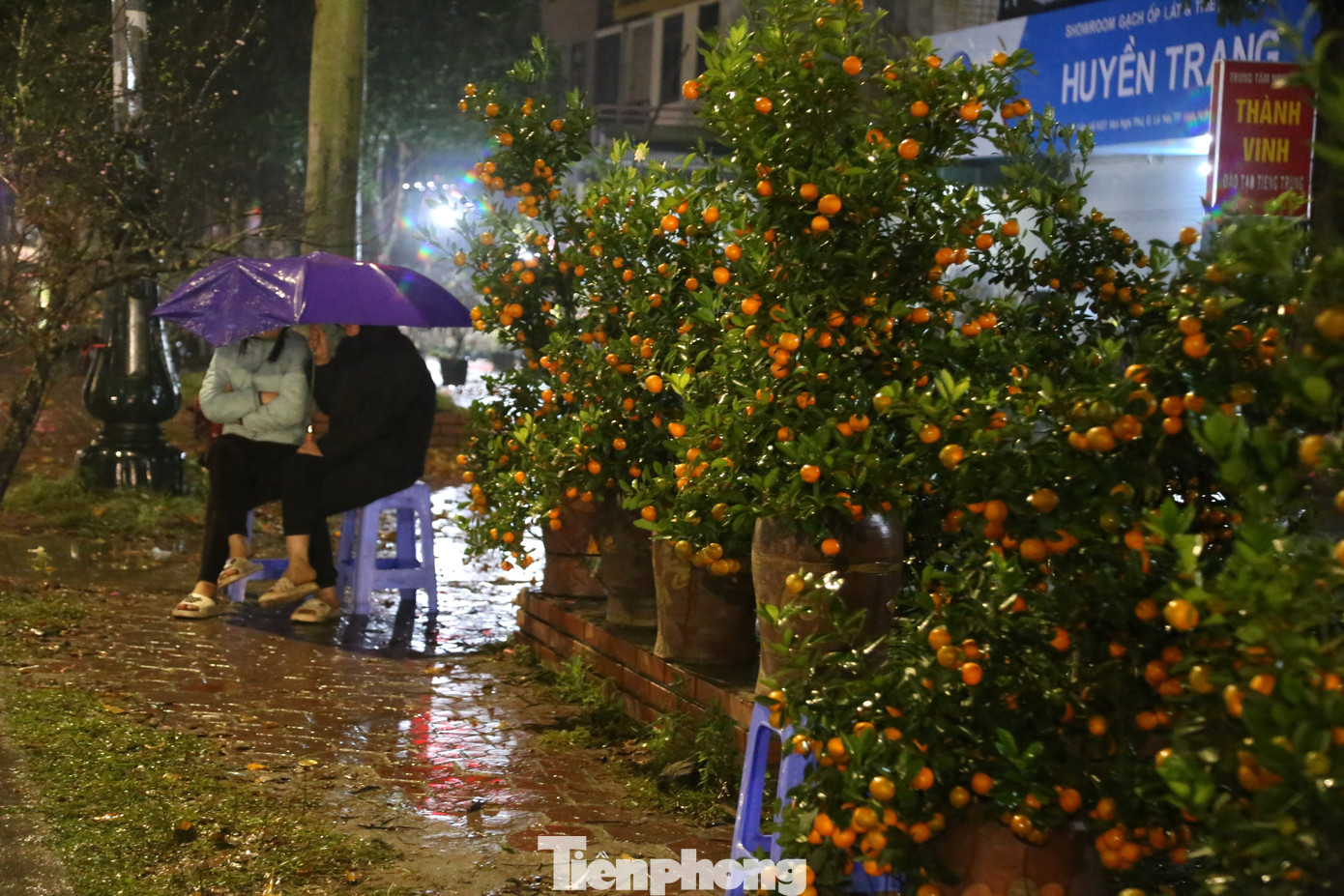 Đêm dần buông, trời mưa càng nặng hạt, nhiều tiểu thương vẫn gắng ngồi trông ngóng khách.