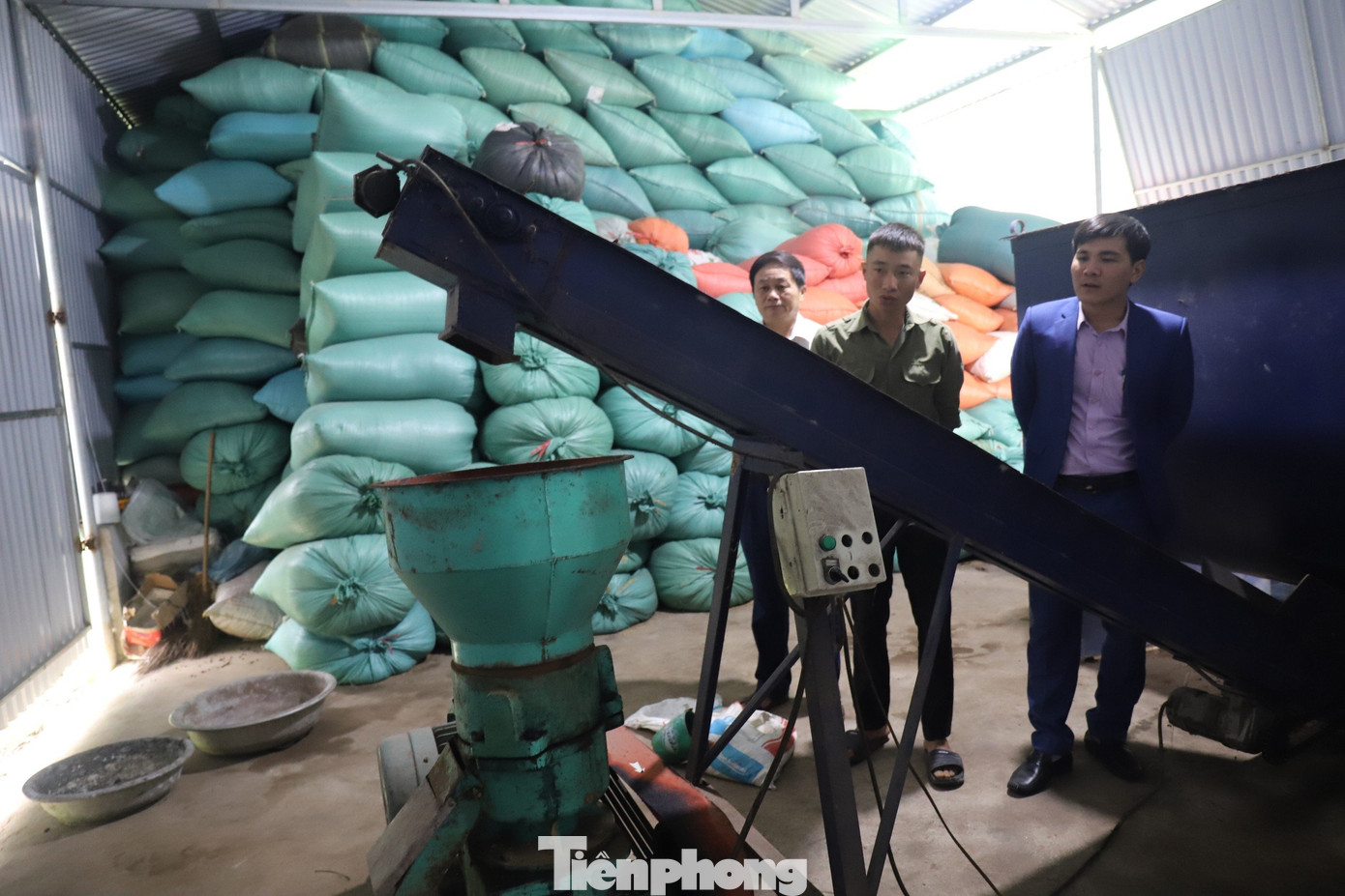 Thắng giới thiệu hệ thống máy móc làm phân bón.