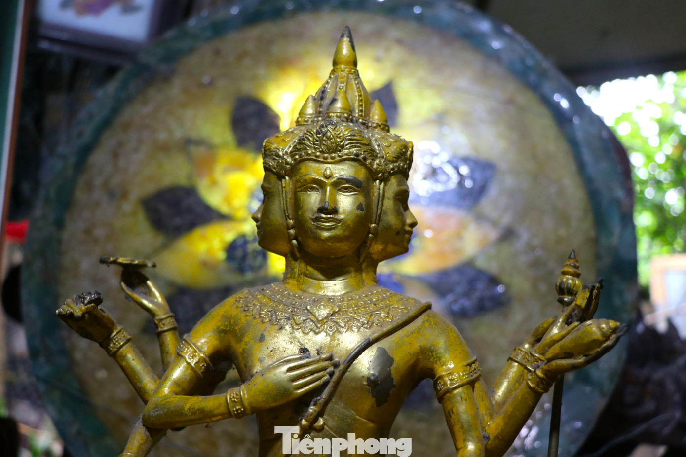 Mỗi khuôn mặt của tượng có đầy đủ mắt, tai, mũi, miệng, với tổng thể 8 cánh tay, mỗi tay đều cầm một pháp khí mang ý nghĩa cụ thể riêng.