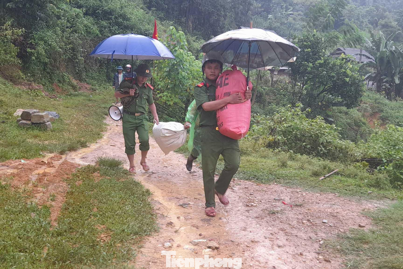 Tại xã Bảo Nam, huyện Kỳ Sơn mưa lớn khiến nhiều tuyến đường liên bản, liên xã bị sạt lở, chia cắt. Tính đến ngày 8/9, toàn xã có 62 điểm sạt lở, hơn 4ha hoa màu cùng nhiều gia súc của người dân bị lũ cuốn trôi.