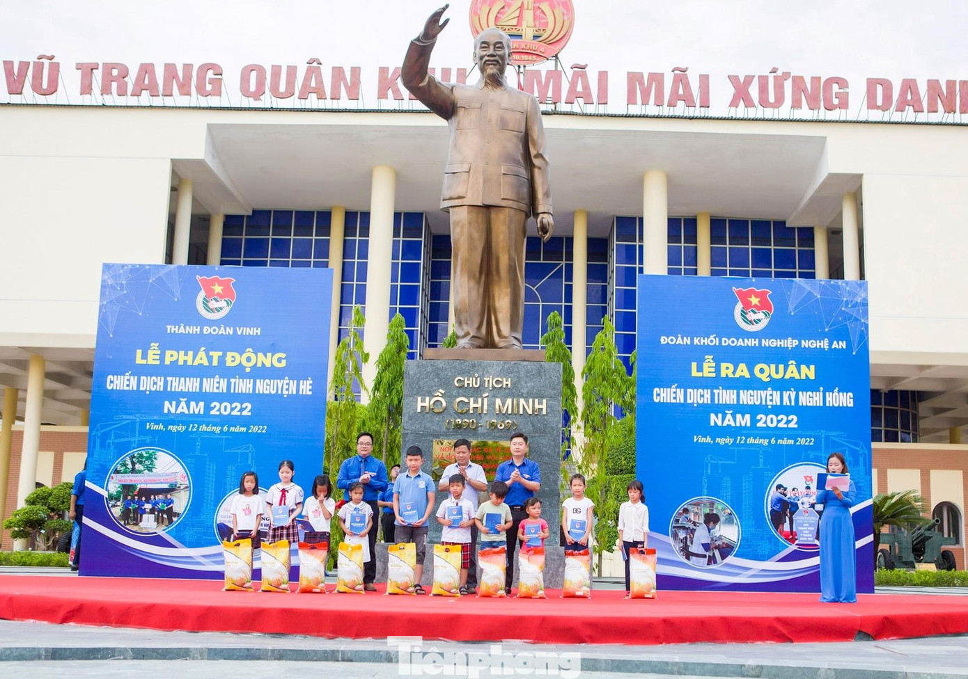 Trao quà cho các em nhỏ có hoàn cảnh khó khăn. (Ảnh: TH)