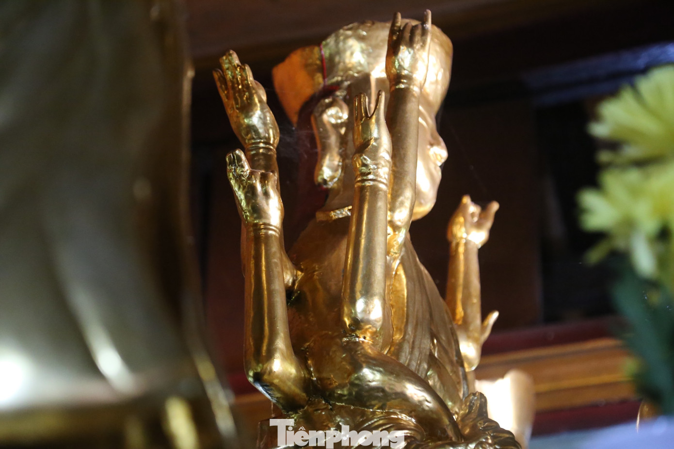 Trên thân tượng Phật bà có 12 tay, trong đó 8 tay (mỗi bên 4 tay) giơ lên cao, 2 tay đan chéo trước bụng, theo kiểu ngồi thiền và 2 tay khép hờ hai bên, chỉ. So với một số pho tượng cổ nhiều tay khác, bố cục, cấu trúc của tượng Phật bà Quan Âm 12 tay ở chùa Bà Bụt khá đặc biệt.