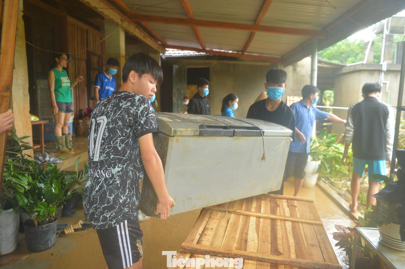 Trước đó, ông Nguyễn Văn Đệ, Phó Chủ tịch UBND tỉnh Nghệ An đã đi kiểm tra tình hình mưa lũ tại các địa bàn ở huyện Quỳ Châu. Phó Chủ tịch UBND tỉnh Nghệ An yêu cầu các lực lượng chức năng phát huy cao độ phương châm &quot;4 tại chỗ&quot;. Bố trí lực lượng để hỗ trợ các điểm xung yếu, đảm bảo an toàn cho người dân, kiên quyết di dời những hộ dân nằm trong vùng nguy cơ cao, ngập nặng.