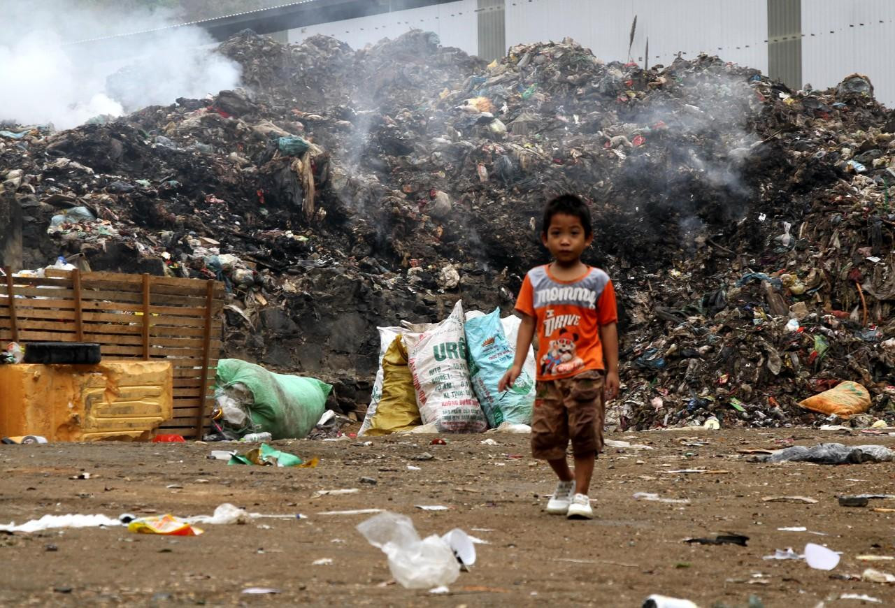 Người dân lo sợ cho sức khoẻ khi sống cạnh bãi rác trong thời gian dài. Người dân lo sợ cho sức khoẻ khi sống cạnh bãi rác trong thời gian dài.