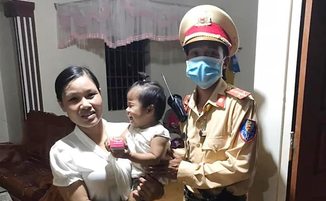 Tổ công tác bàn giao cháu bé cho gia đình.