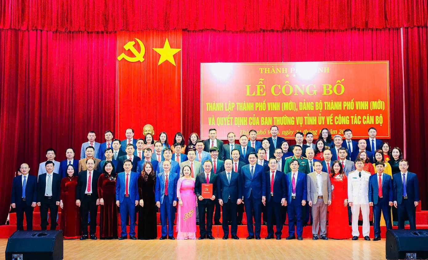 Ông Nguyễn Đức Trung - Bí thư Tỉnh ủy, Chủ tịch UBND tỉnh Nghệ An trao Quyết định của Ban Chấp hành Đảng bộ tỉnh về thành lập Đảng bộ thành phố Vinh; trao Quyết định của Ban Thường vụ Tỉnh ủy chỉ định Ban Chấp hành, Ban Thường vụ, Bí thư và Phó Bí thư Thành ủy Vinh.