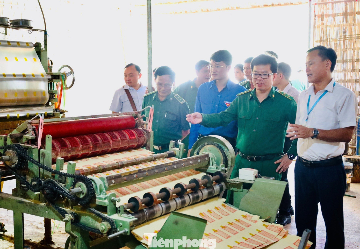 Các đại biểu thăm mô hình sản xuất hàng vàng mã